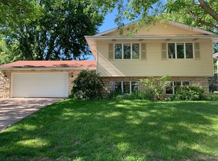 2530 E Crest Ave, Bettendorf, IA