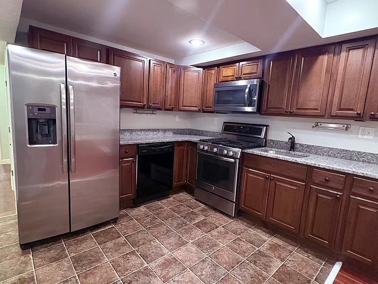 1008 W Cross St — Photo 4