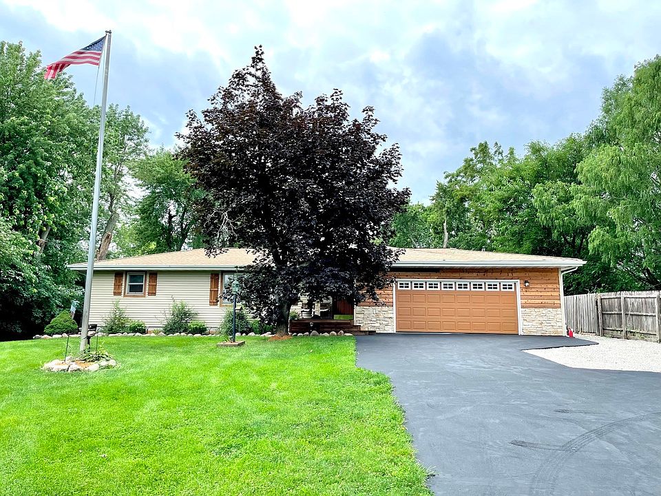 Welcome home!  13928 Lemont Rd