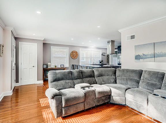 2nd image of 5041 N Melvina Ave
