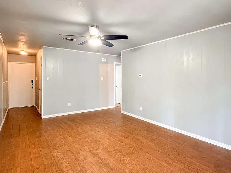 604 Mesquite Ave — Photo 3