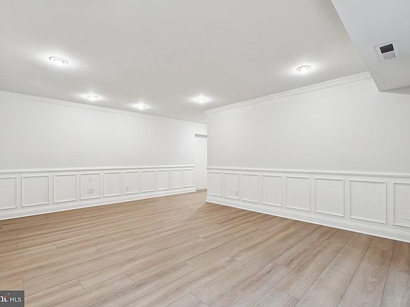 5th image of 6143 Leesburg Pike APT 305