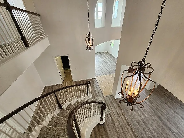 593 Hyacinth Rd — Photo 2