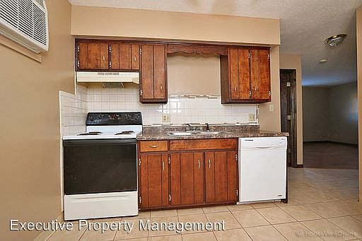 5th image of 325 East Ln