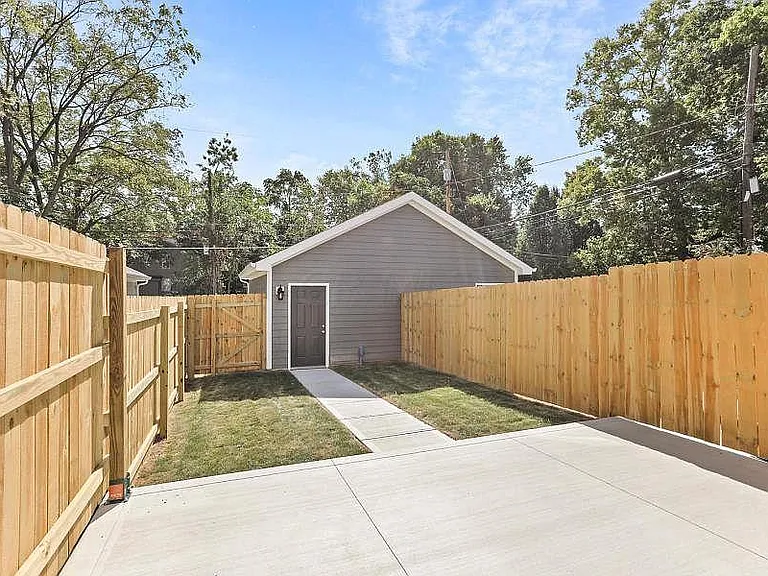 1513 Oak St — Photo 22