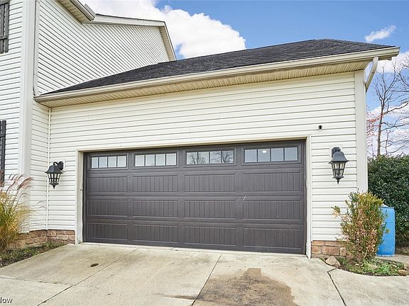 3rd image of 2852 Oakcrest Dr