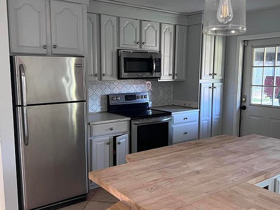 4th image of 201 Country Cove Cir