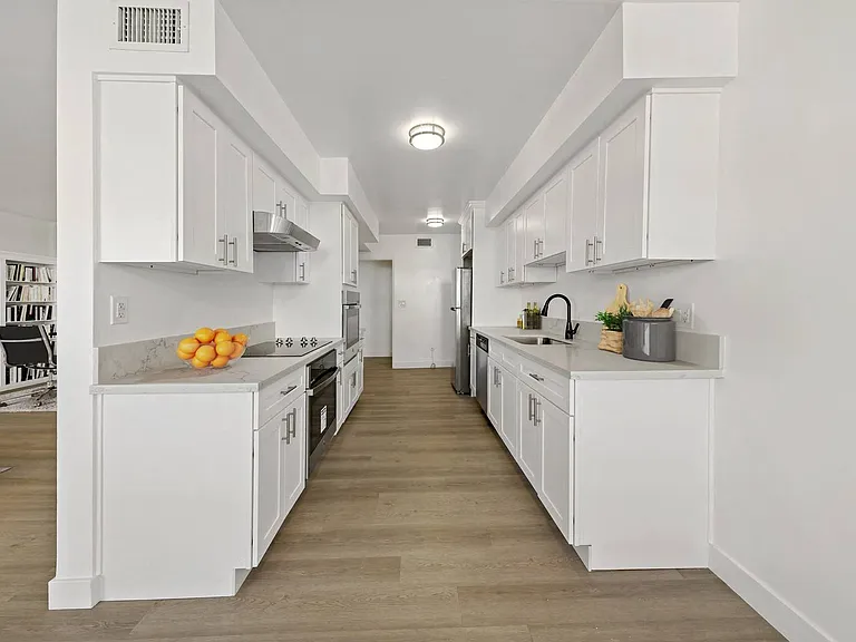 Rexford Drive Apartments — Photo 18