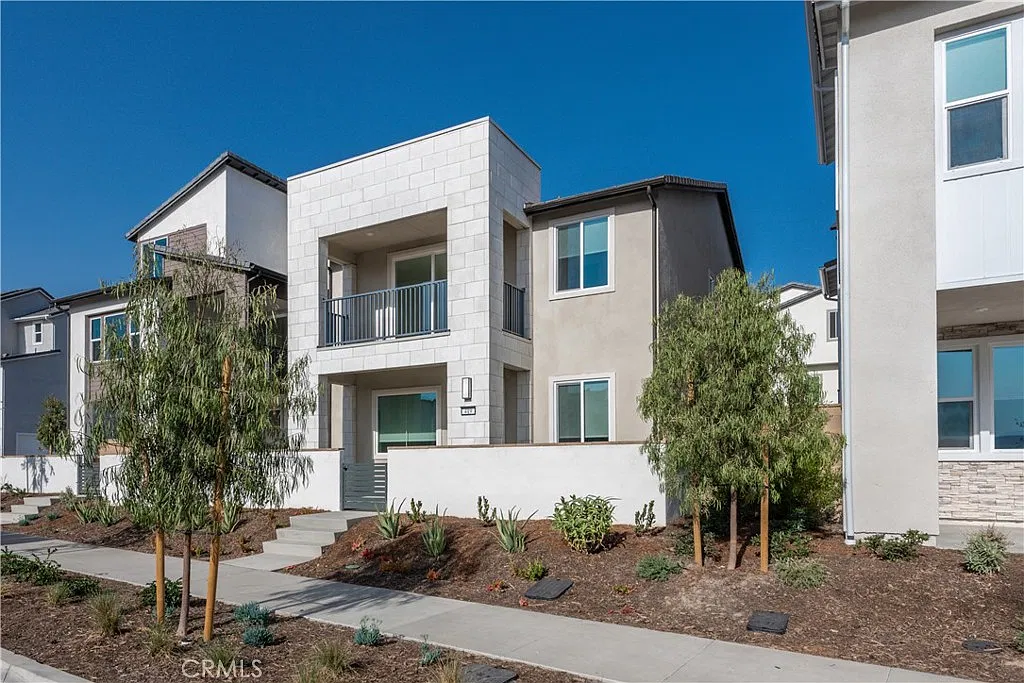 3 bed, 2.5 bath, 2138 sqft, $5,150 — Photo 2