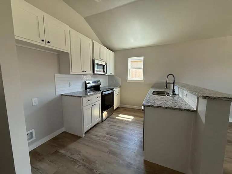 946 Minda St — Photo 5