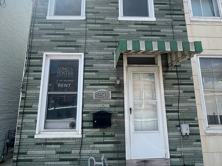 250 E 7th St — Photo 27