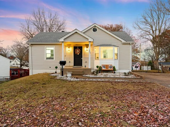 9845 Meadow View Dr, Saint Louis, MO 63114