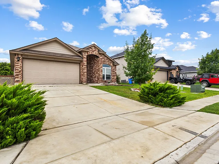 1533 Redbridge Dr — Photo 3