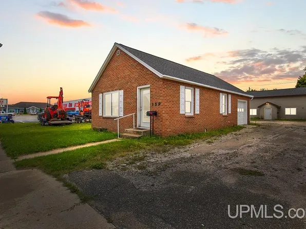 159 River St, Manistique, MI 49854