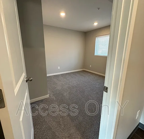 2340 Y St #8 — Photo 11