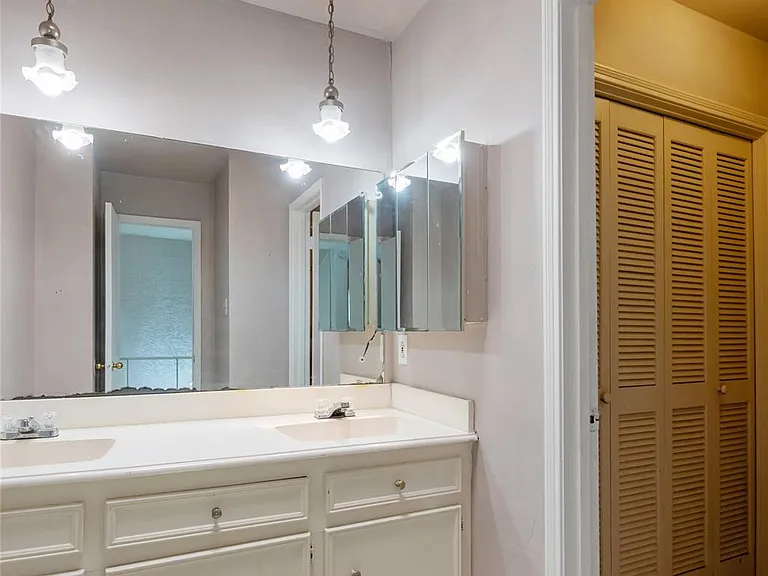 1915 Mustang Springs Dr — Photo 29