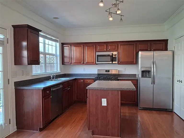 1377 Thornborough Dr — Photo 5