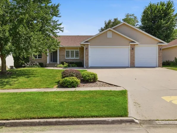 810 William Nowels Cir, Carlisle, IA 50047