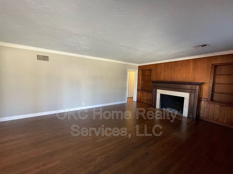 1st image of 1718 Guilford Ln