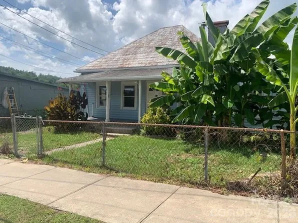28 W Chestnut St, Brevard, NC 28712