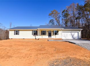 1117 Mahaney Ln, Yadkinville, NC 27055