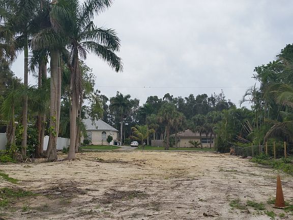 7 Royal Palms on property