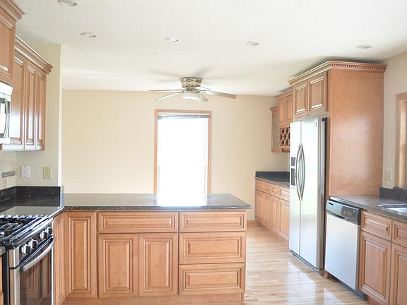 4th image of 141 Birchwood Dr