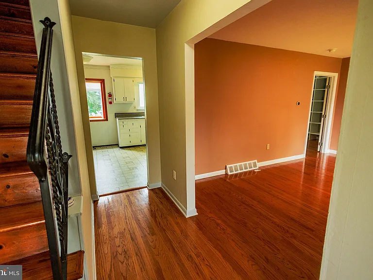 300 Macclelland Ave — Photo 8