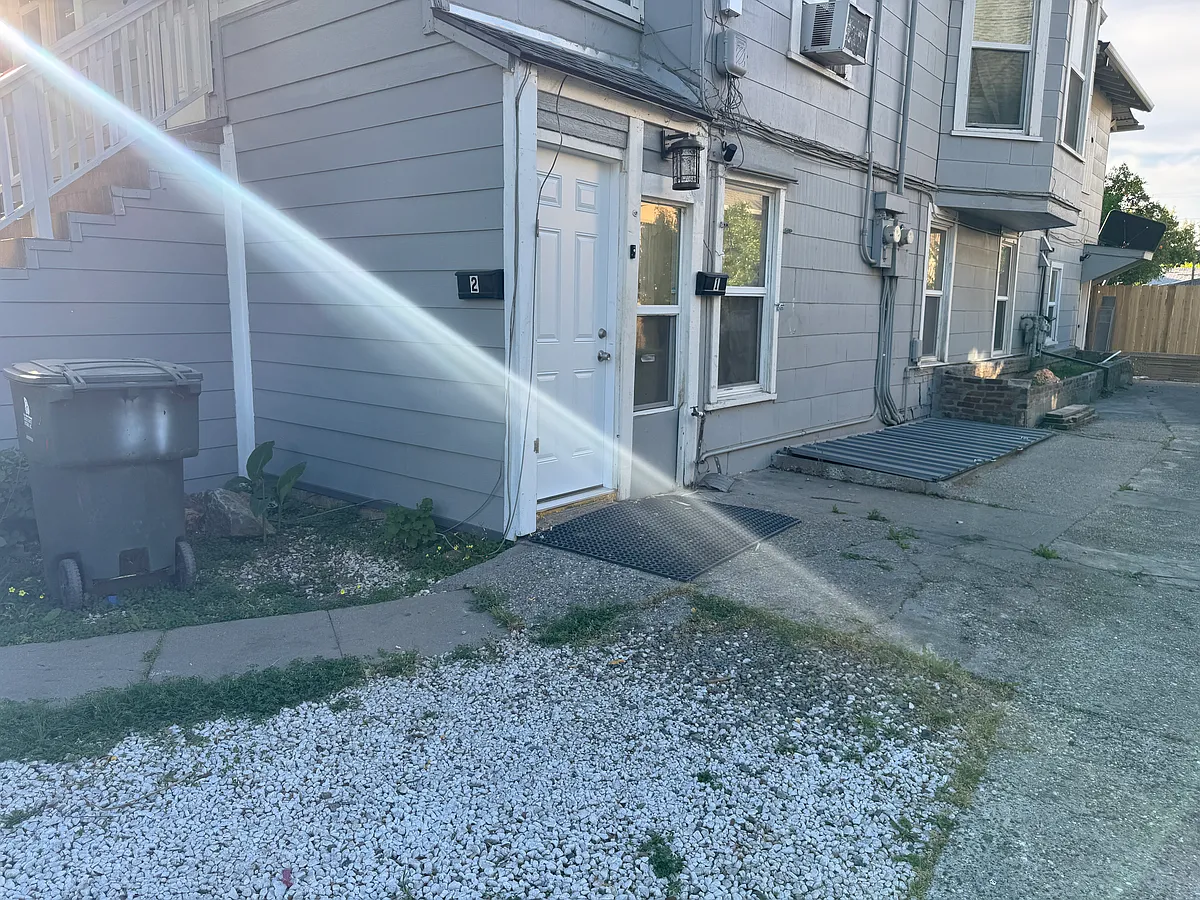 Building Photo - 633 B St #1