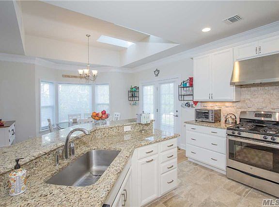 4th image of 158 Stoneleigh Dr