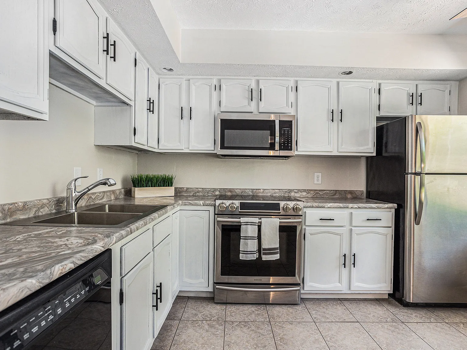 3 bed, 1964 sqft, $1,950 — Photo 4