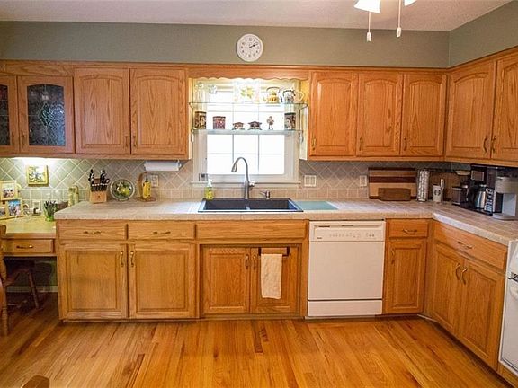 3rd image of 1205 NE Crestview Dr