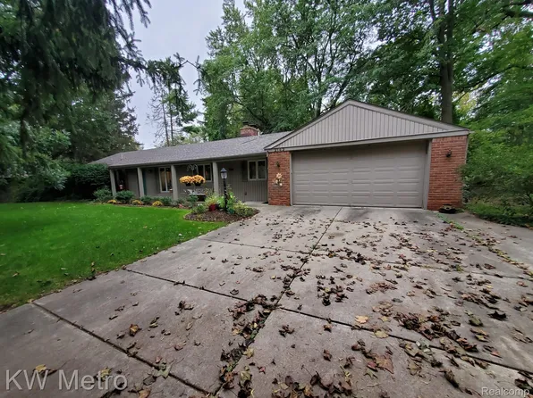 2143 S Hammond Lake Rd, West Bloomfield, MI 48324