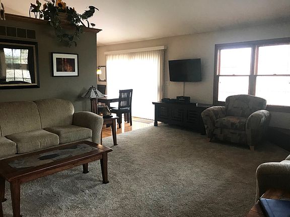 3rd image of 302 River Bluff Dr