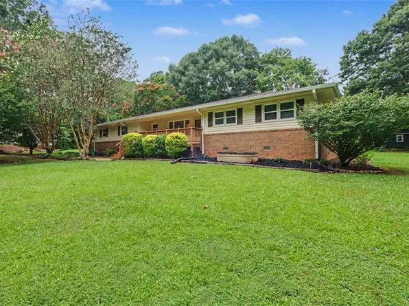 345 Hickory Hills Dr, Jefferson, GA 30549