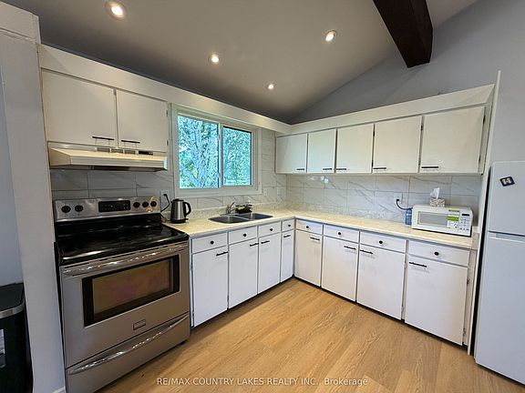 5th image of 7 Willow Cres