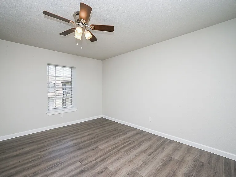 1518 East Ave — Photo 46