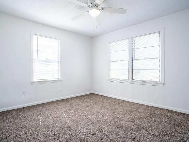 3323 W Clarendon Dr — Photo 8