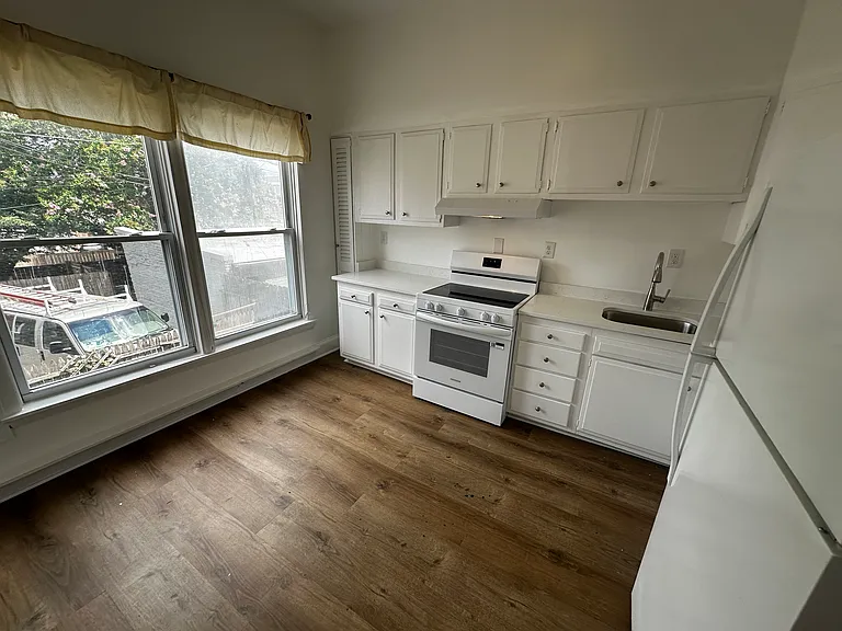 306 E St NE — Photo 22