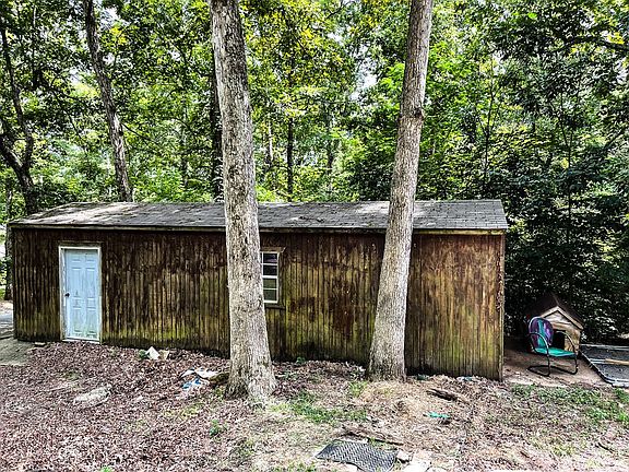 4th image of 260 Lakeshore Dr