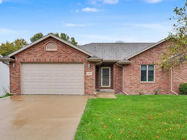 2320 Deerborn Dr, Dubuque, IA 52002