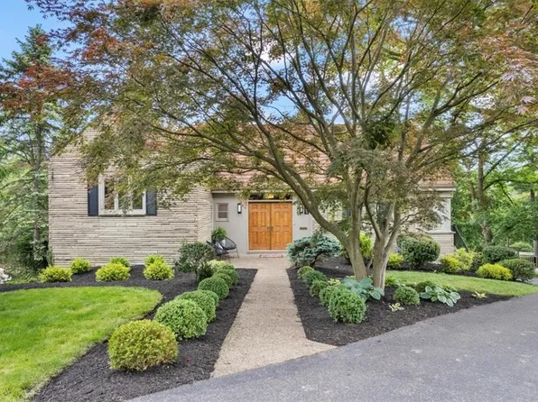 1045 Lakemont Dr, Pittsburgh, PA 15243