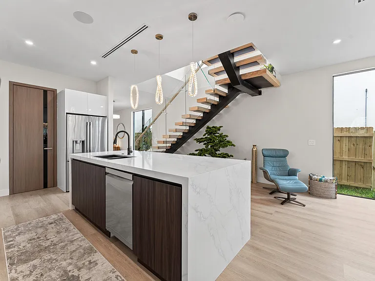 1103 NE 16th Ave — Photo 8