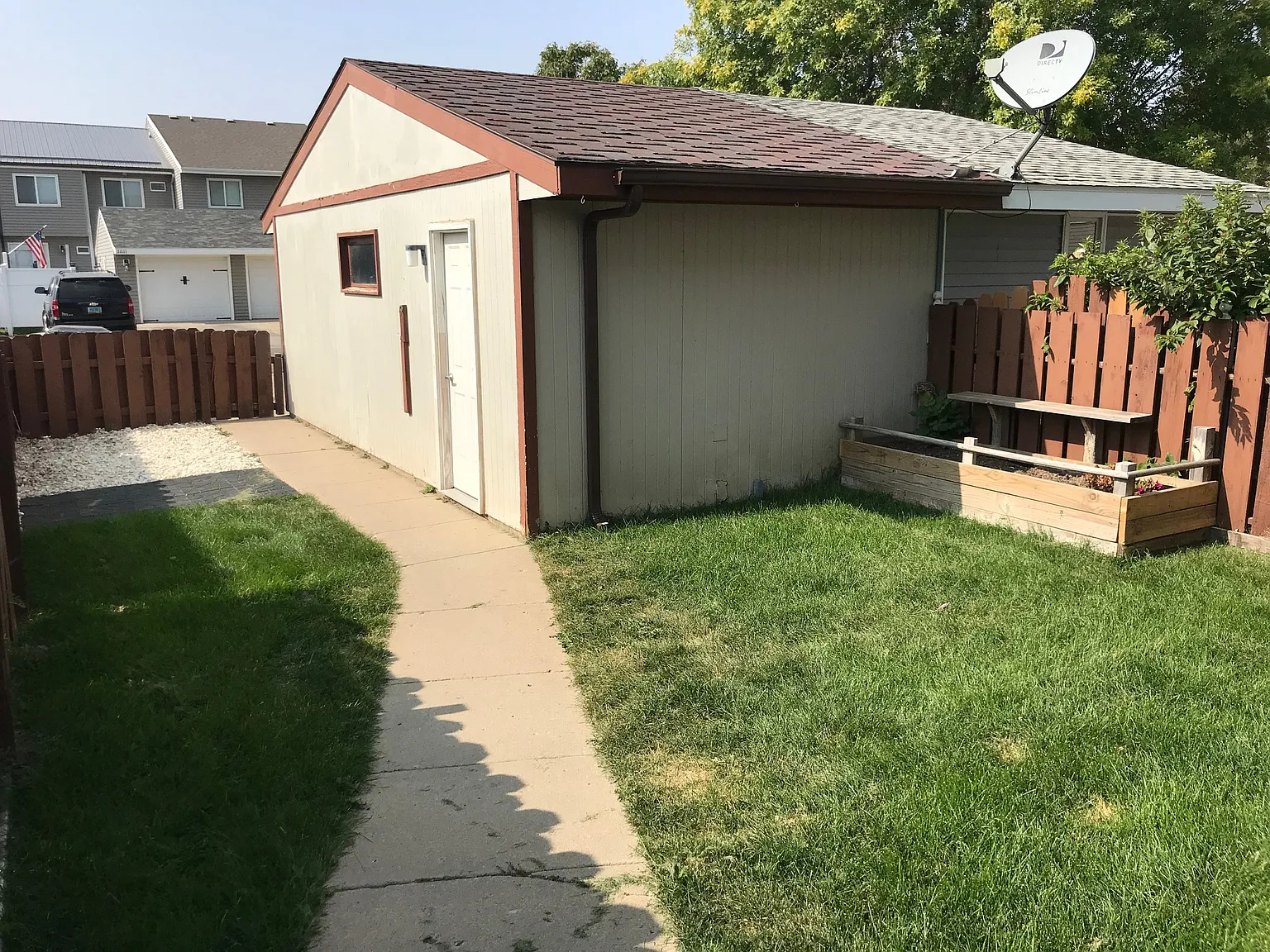 2BR/1BA with detached 1-car garage and FENCE! — Photo 2