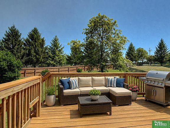 5th image of 807 Edgewater Dr