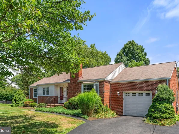 826 Van Buren St, Herndon, VA 20170