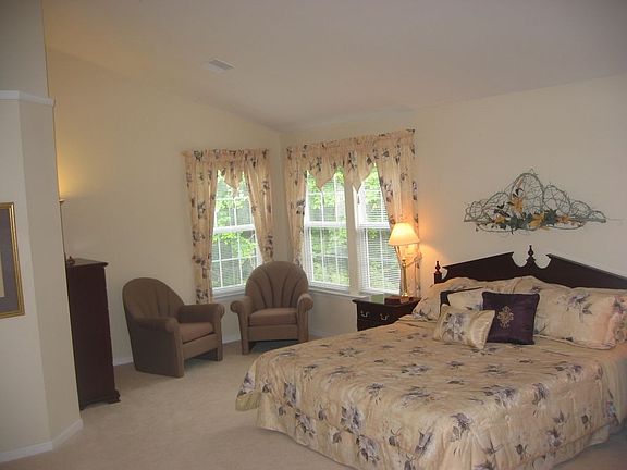 Owners Suite w Vaulted Ceilings