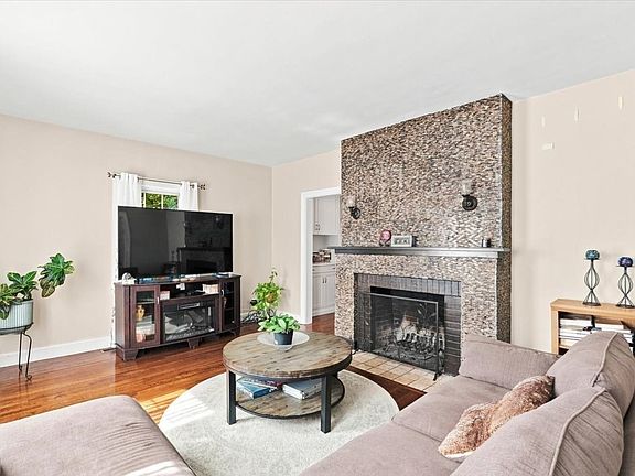 4th image of 234 Allen St