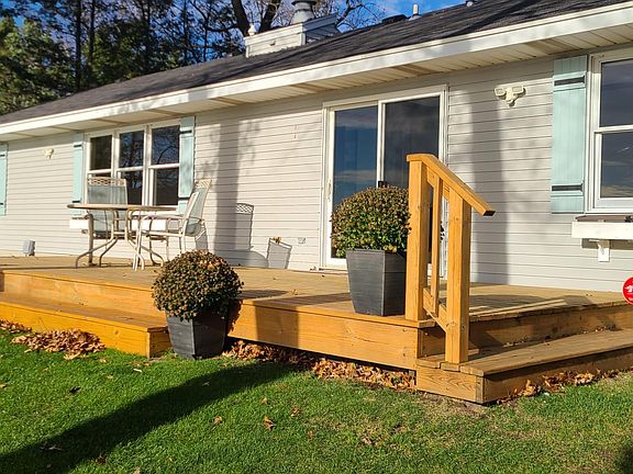 Cozy deck for sunsets, gatherings and watching boaters , swimmers