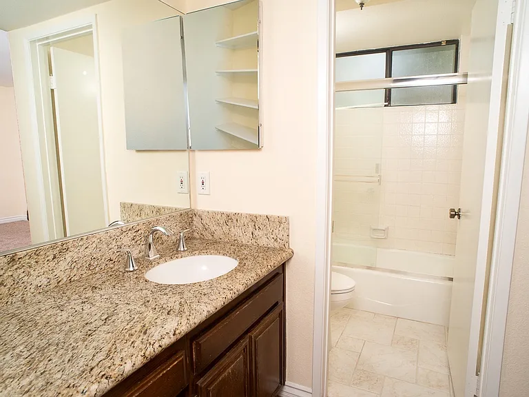 21931 Burbank Blvd #17 — Photo 14